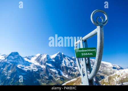 Informationen unterzeichnen und Blick auf die Alpen entlang der Großglockner Hochalpenstraße in Österreich, Europa Stockfoto