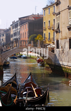 Rio di San Vio, Cannaregio, Venice, Italien: einem ruhigen Rückstau Kanal mit angelegten Gondeln im Vordergrund Stockfoto