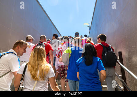 Samara, Russland - 17. Juni 2018: Fußball-Fans mit Fahnen von Serbien neben dem Samara Arena während der FIFA Fussball-Weltmeisterschaft 2018 Stockfoto