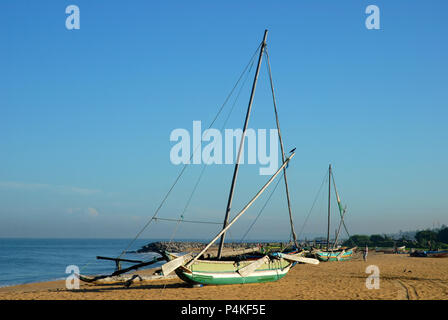 Oruva (traditionelles Ausleger gegraben-out Kanu), Negombo Strand, Western Province, Sri Lanka, Asien. Stockfoto