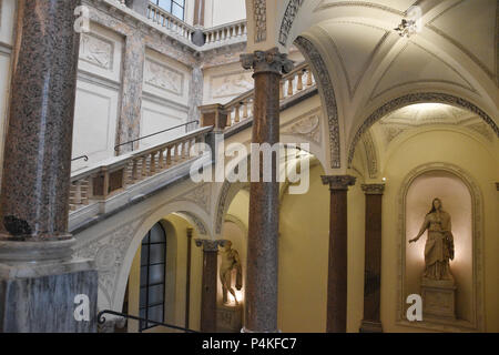 Treppe in das National Museum von Rom (Museo Nazionale Romano), Plazzo Altemps, einem ehemaligen Palast aus dem 15. Jahrhundert in Rom, Italien. Stockfoto