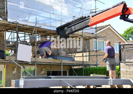 Ein Kran einen Balken in Position. Stockfoto