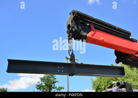 Ein Kran einen Balken in Position. Stockfoto