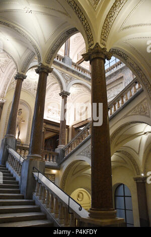 Treppe in das National Museum von Rom (Museo Nazionale Romano), Plazzo Altemps, einem ehemaligen Palast aus dem 15. Jahrhundert in Rom, Italien. Stockfoto