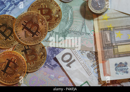 Die goldenen Bitcoin auf bunten Vorstand Hintergrund, konzeptionelle Bild für weltweite crypto Währung, riesige Stapel physische Version von golden Bitcoin. Stockfoto