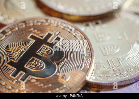 Die goldenen Bitcoin auf bunten Vorstand Hintergrund, konzeptionelle Bild für weltweite crypto Währung, riesige Stapel physische Version von golden Bitcoin. Stockfoto