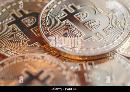 Die goldenen Bitcoin auf bunten Vorstand Hintergrund, konzeptionelle Bild für weltweite crypto Währung, riesige Stapel physische Version von golden Bitcoin. Stockfoto