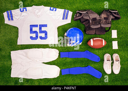 Ein flach Anordnung einer americam Fußball-Kit mit Kugel, T-Shirt, Helm und Schutzkleidung pads. Stockfoto