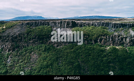 Drone Schuß von Basaltsäulen Klippe in Island, Antenne Stockfoto