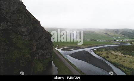 Luftaufnahme der skogafoss mit Felsen und Fluss drone Stockfoto