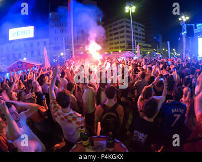 ZAGREB, KROATIEN - 21. Juni kroatische Fußball-Fans auf dem platz Ban Jelacic, FIFA WORLD CUP 2018 Russland match Argentinien vs Kroatien am 21. Juni, Stockfoto