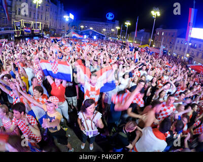 ZAGREB, KROATIEN - 21. Juni kroatische Fußball-Fans auf dem platz Ban Jelacic, FIFA WORLD CUP 2018 Russland match Argentinien vs Kroatien am 21. Juni, Stockfoto