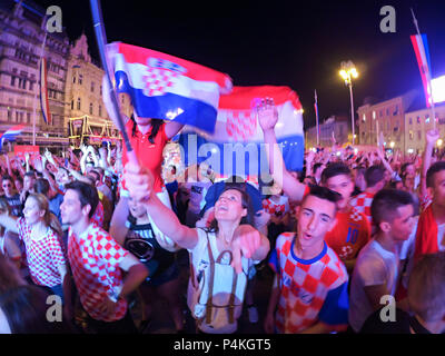 ZAGREB, KROATIEN - 21. Juni kroatische Fußball-Fans auf dem platz Ban Jelacic, FIFA WORLD CUP 2018 Russland match Argentinien vs Kroatien am 21. Juni, Stockfoto