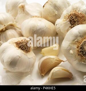 Ganze Knoblauch Zwiebeln und drei Knoblauchzehen Stockfoto