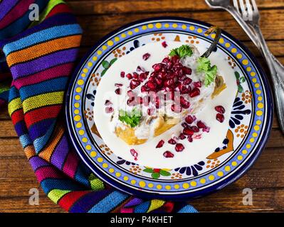 Chiles en Nogada (gefüllte Poblano Chili mit einer Walnuss Sauce und Granatapfel Samen, Mexiko) Stockfoto