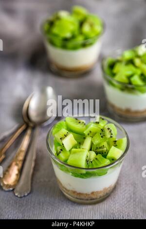 Käsekuchen mit Kiwi in einem Glas Stockfoto