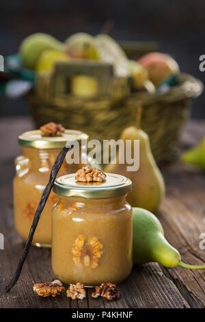 Pear jam mit Walnüssen und Vanille Stockfoto