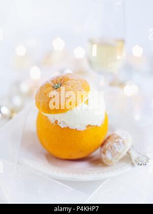 Eine orange gefüllt mit Eis (Weihnachten) Stockfoto