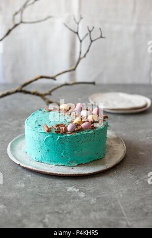 Ostern Kuchen mit mini Eiern und Schokolade Spänen Stockfoto