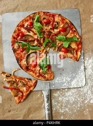 Gemüse Pizza mit Tomaten, Auberginen und Rakete, in Scheiben geschnitten Stockfoto