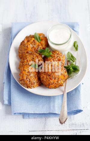 Im Ofen gebackenen Schwein Frikadellen mit Karotten und Buchweizen und ein Joghurt dip Stockfoto