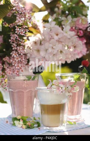 Kaffee und Erdbeere Cocktail im Garten Stockfoto