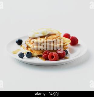 Pfannkuchen mit Beeren, Joghurt und Ahornsirup Stockfoto