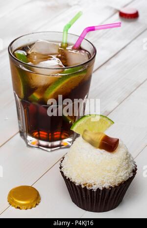 Ein Cuba Libre Cupcake und der Cocktail mit dem gleichen Namen Stockfoto