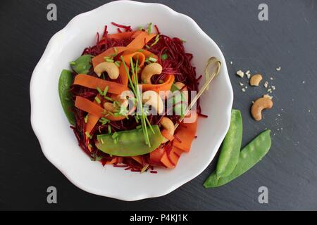 Glas Nudelsalat mit Gemüse und Cashewkerne Stockfoto