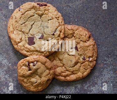 Drei Chocolate Chip Cookies (von oben gesehen) Stockfoto