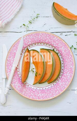 Scheiben frische Melone auf einer Platte Stockfoto