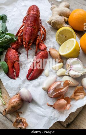 Hummer und verschiedenen Zutaten auf einem Stück Papier gekocht Stockfoto