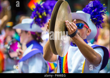 Mann in einem marching band zerschlägt die Symbole zusammen in der jährlichen Pride Parade durch Greenwich Village. Stockfoto