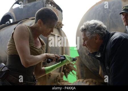 Original Film Titel: MAD MAX: FURY ROAD. Englischer Titel: MAD MAX: FURY ROAD. Regisseur: George Miller. Jahr: 2015. Stars: Charlize Theron; George Miller. Credit: VILLAGE ROADSHOW/Album Stockfoto