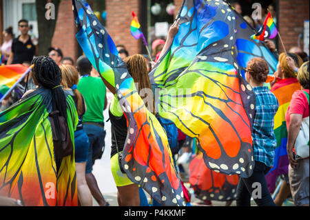 Gay Pride Carnival Parade Teilnehmer tragen bunte Regenbogen Schmetterlingsflügel Kostüme in Greenwich Village Stockfoto