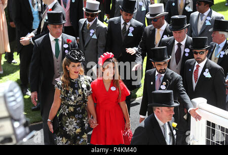 Sheikh Mohammed Bin Rashid Al Maktoum (rechts) mit Ehefrau Prinzessin Haya von Jordanien (links) und Tochter Sheikha Al Jalila bint Mohammad Bin Rashid Al Maktoum (Mitte) während des Tages vier von Royal Ascot Hotel in Ascot Pferderennbahn. Stockfoto