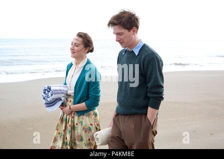 Original Film Titel: BROOKLYN. Englischer Titel: BROOKLYN. Regisseur: John Crowley. Jahr: 2015. Stars: Saoirse Ronan, EMORY COHEN. Credit: WILDGAZE FILMS/Album Stockfoto