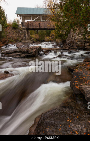 Greenbanks Hohlen überdachte Brücke über Joes Bach im Herbst, Danville, Vermont Stockfoto