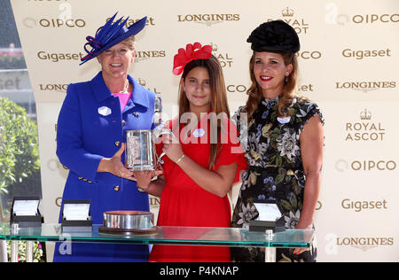 Prinzessin Haya von Jordanien (rechts) und Tochter Sheikha Al Jalila bint Mohammad Bin Rashid Al Maktoum mit einer Trophäe von Clare Balding nach dem Gewinn der King Edward VII Stakes mit alten Persischen während des Tages vier von Royal Ascot Hotel in Ascot Pferderennbahn präsentiert werden. Stockfoto