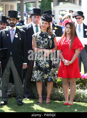 Sheikh Mohammed Bin Rashid Al Maktoum (links) mit seiner Frau Prinzessin Haya von Jordanien (Mitte) und Tochter Sheikha Al Jalila bint Mohammad Bin Rashid Al Maktoum (rechts) während des Tages vier von Royal Ascot Hotel in Ascot Pferderennbahn. Stockfoto