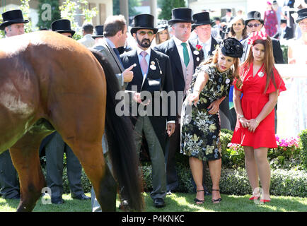 Sheikh Mohammed Bin Rashid Al Maktoum (links) mit seiner Frau Prinzessin Haya von Jordanien (Mitte) und Tochter Sheikha Al Jalila bint Mohammad Bin Rashid Al Maktoum (rechts) während des Tages vier von Royal Ascot Hotel in Ascot Pferderennbahn. Stockfoto