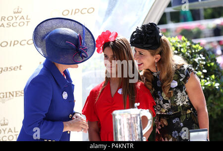 Prinzessin Haya von Jordanien (rechts) und Tochter Sheikha Al Jalila bint Mohammad Bin Rashid Al Maktoum mit einer Trophäe von Clare Balding nach dem Gewinn der King Edward VII Stakes mit alten Persischen während des Tages vier von Royal Ascot Hotel in Ascot Pferderennbahn präsentiert werden. Stockfoto