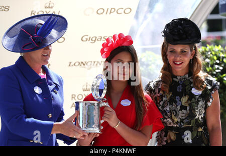 Prinzessin Haya von Jordanien (rechts) und Tochter Sheikha Al Jalila bint Mohammad Bin Rashid Al Maktoum mit einer Trophäe von Clare Balding nach dem Gewinn der King Edward VII Stakes mit alten Persischen während des Tages vier von Royal Ascot Hotel in Ascot Pferderennbahn präsentiert werden. Stockfoto