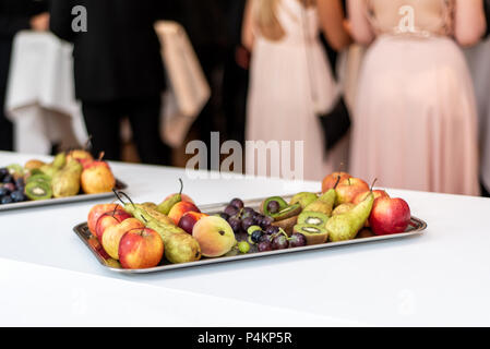 Mit frischen tropischen Früchten auf einem weißen Tisch von einem Buffet Platte Stockfoto