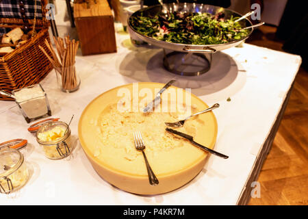 Big Wheel Parmesan Käse auf einen Zähler von Restaurant Self-Service Tisch mit Messer und Gabel Stockfoto