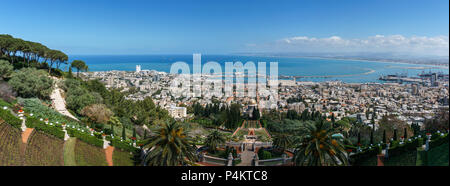 HAIFA, Israel - 25. MÄRZ 2018: Blick von oben auf den Terrassen der Bahai Glauben am Frühling Zeit Stockfoto