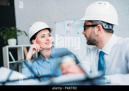 Architekten in harte Hüte sprechen über die Arbeit im Büro Stockfoto