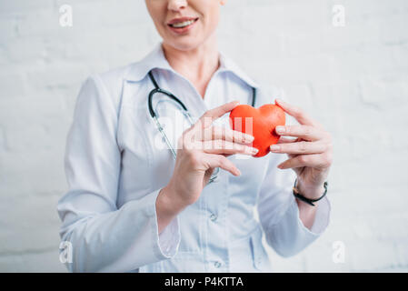 7/8 Schuß von Frau Doktor mit Spielzeug Herz Stockfoto