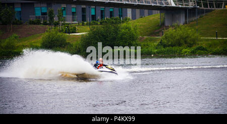 Ein Mann und eine junge auf einem Jet Ski auf dem Fluss Tees in Stockton on Tees, England, Großbritannien Stockfoto