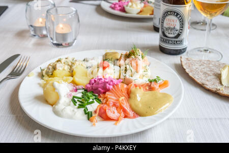 Traditionelle schwedische Hochsommer Platte mit Hering, Graved Lachs, roher Lachs, Salz, Zucker und Dill. Stockfoto